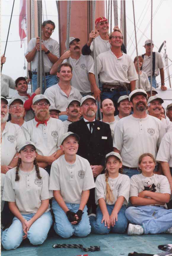 2001年、スター・オブ・インディア号のゴーベン船長と乗組員たち。