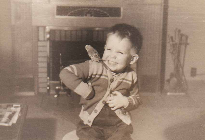 En ung Dick Goben og hans parakit som kæledyr.