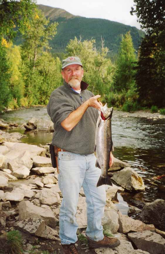 Montrant un saumon royal d'Alaska attrapé le matin même.